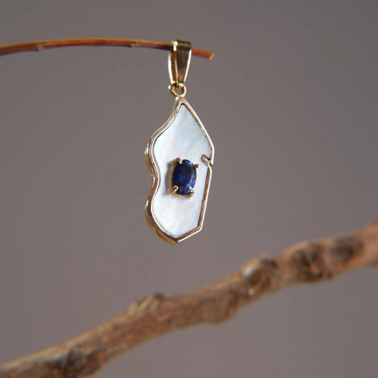 Pendentif – Île de Madagascar, Nacre & Saphir bleu