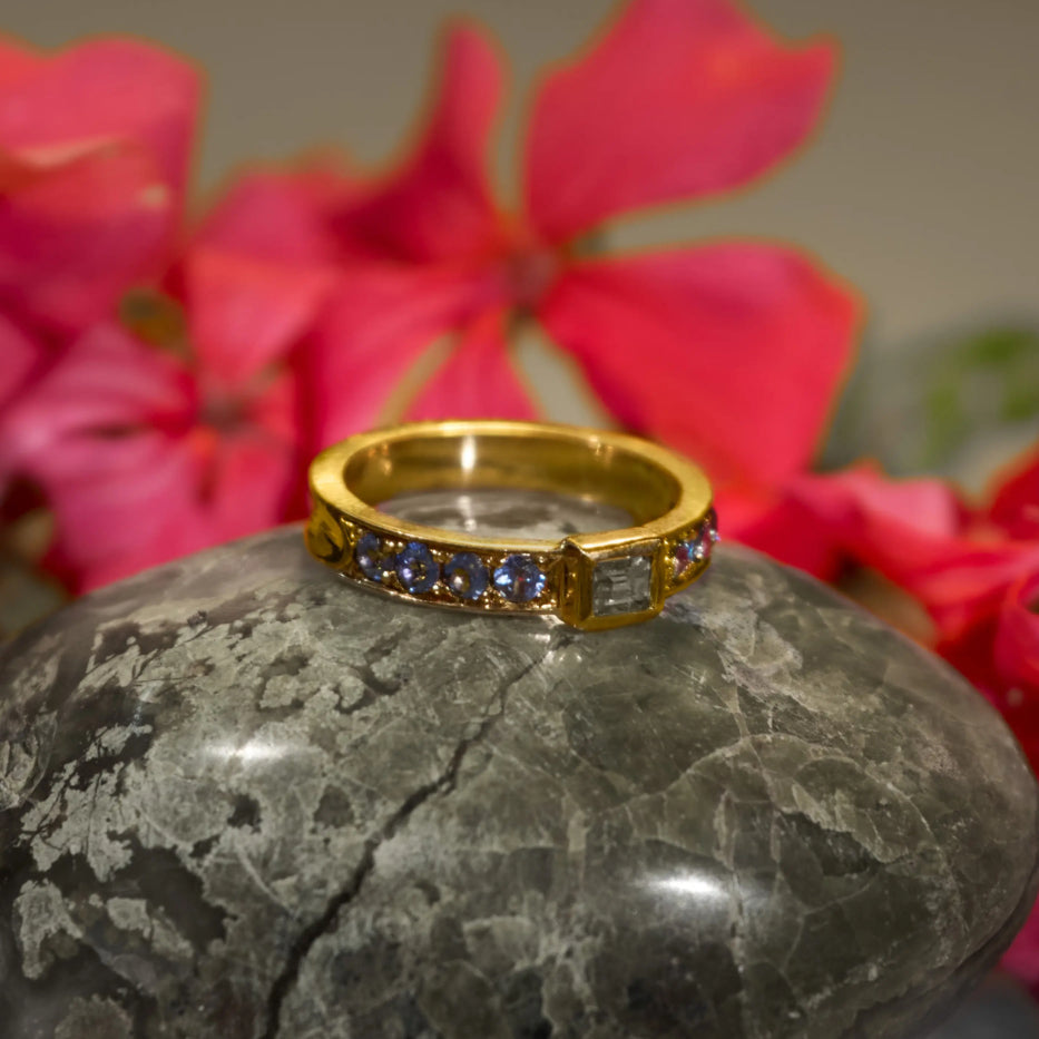 Ring – 8 blue sapphires and 1 central yellow sapphire