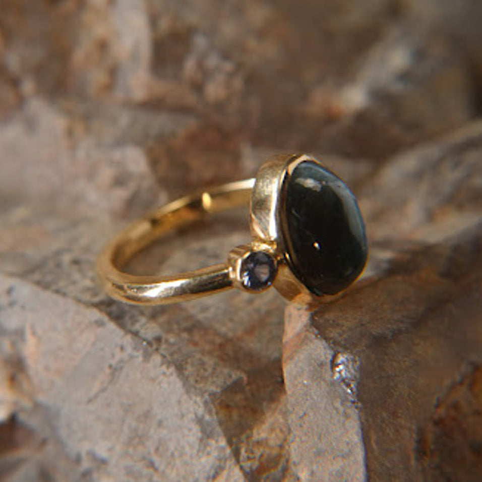 Bague – Alexandrite et deux Saphirs