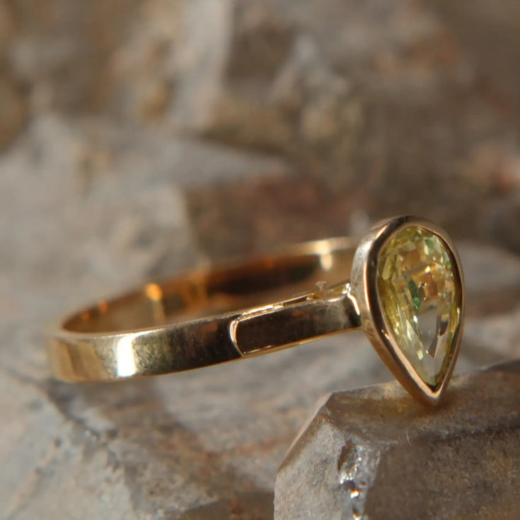 Bague en or 18K – Saphir jaune et Tsavorite, éclat rare
