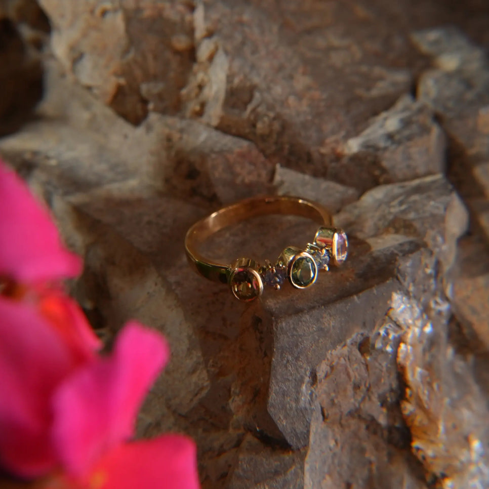 Bague en or 18K – Saphirs multicolores, harmonie éclatante