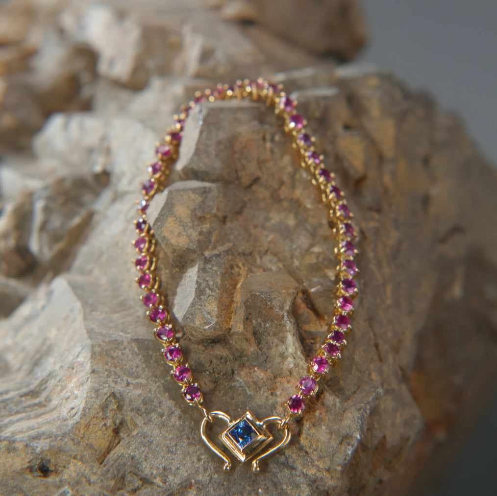 Collier en Or 18K – Grenats et Saphir, une touche de couleur