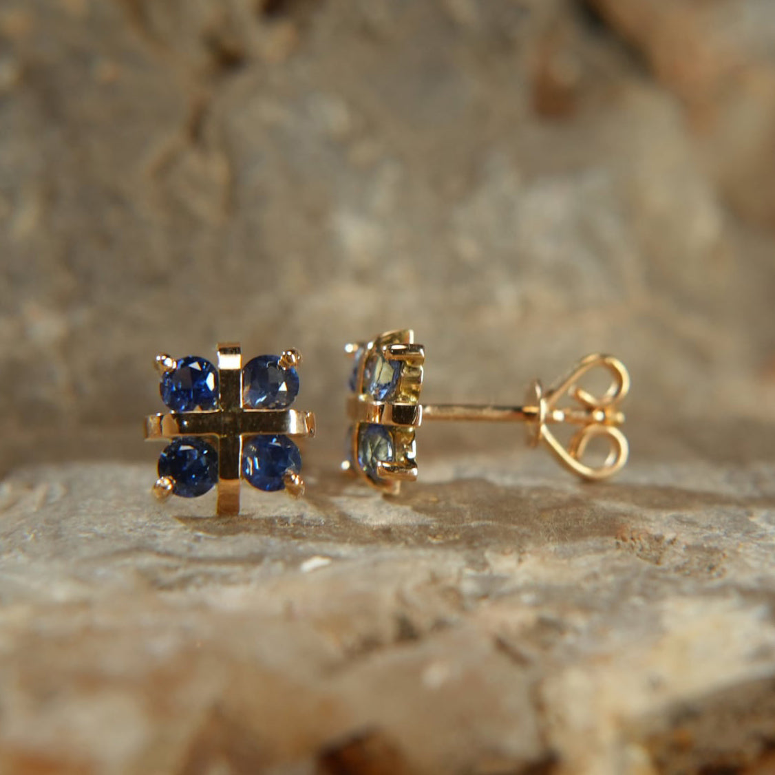 Boucles d’oreilles en Or 18K – Quatre Saphirs