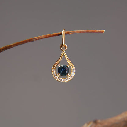 18K gold pendant – Blue sapphire surrounded by diamonds