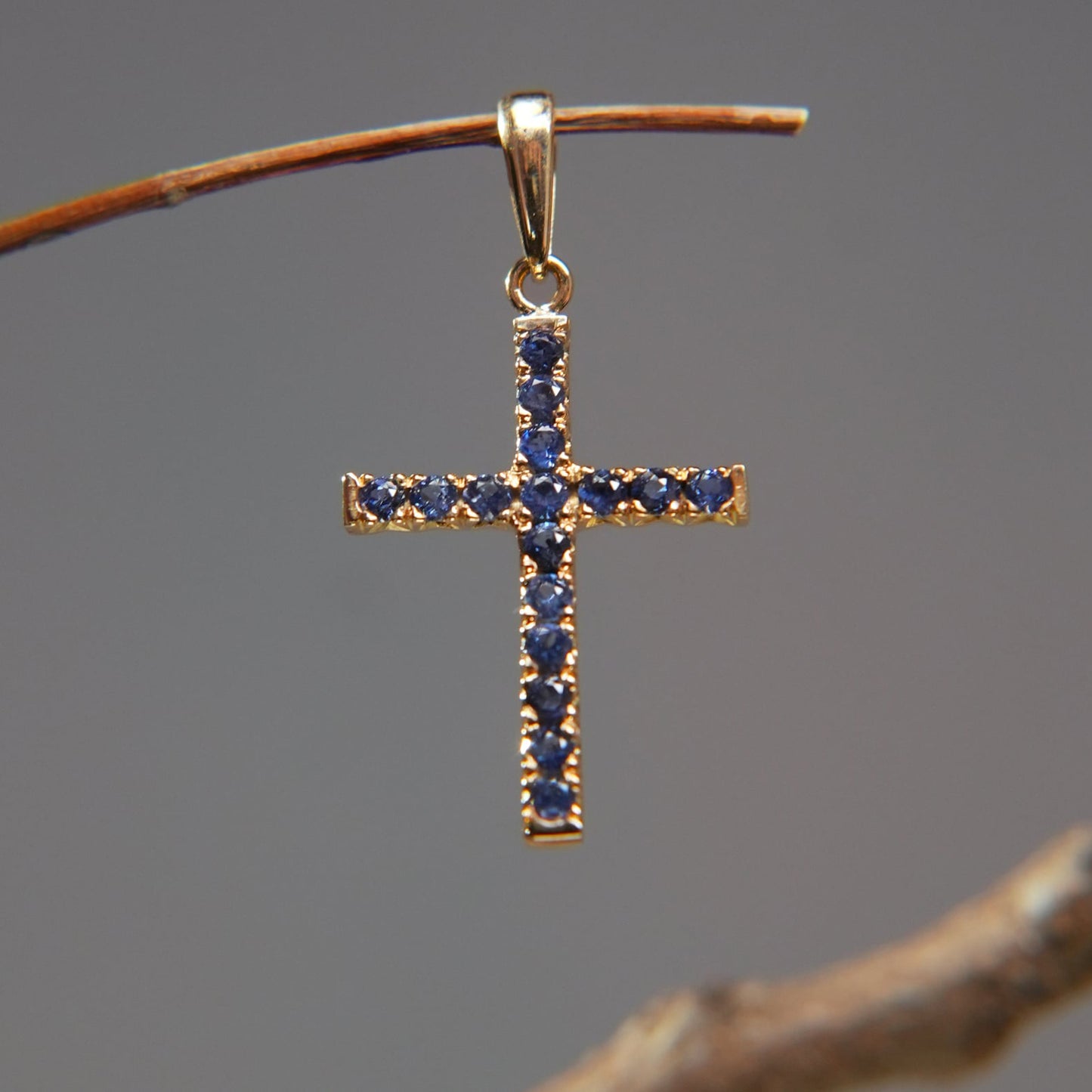 Pendentif Croix en Or 18K et Saphirs bleu – Symbole de protection
