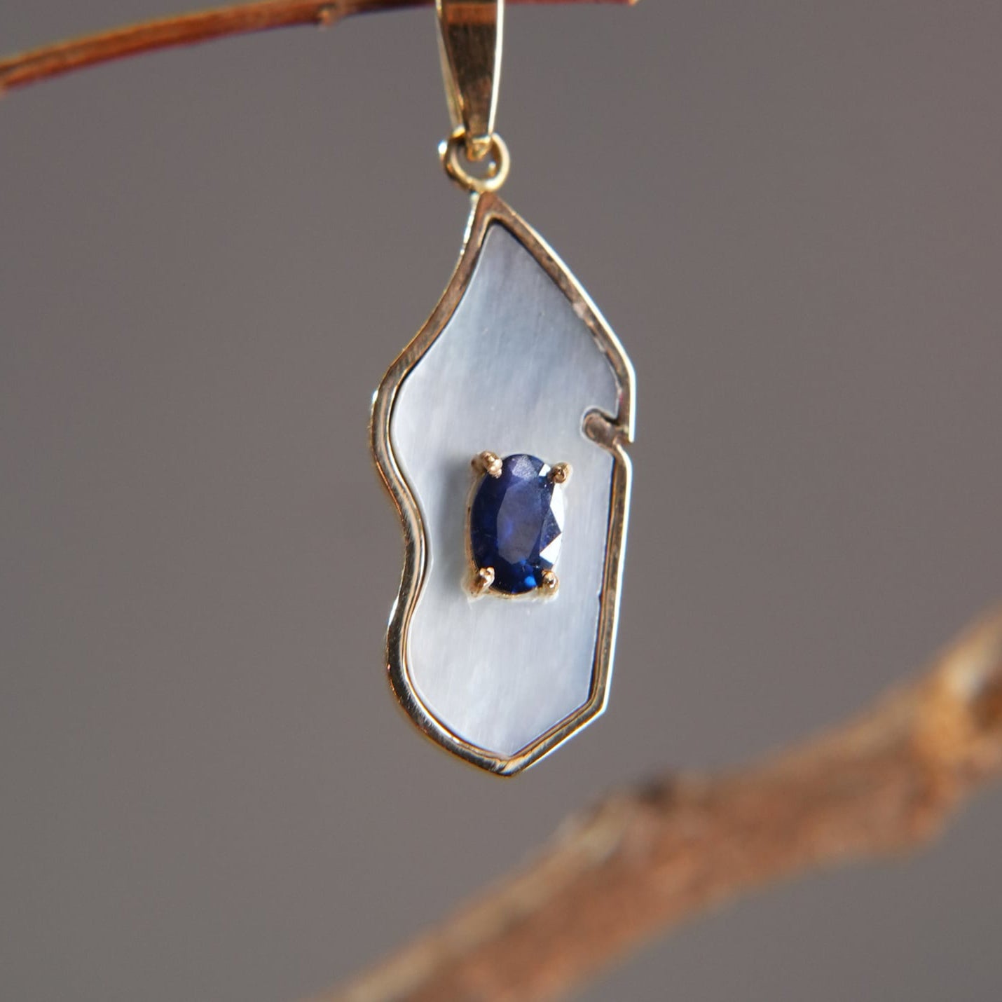 Pendentif – Île de Madagascar, Nacre & Saphir bleu