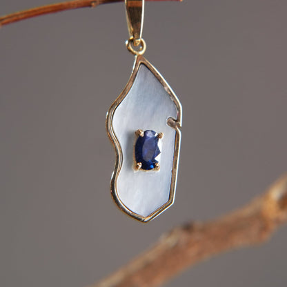 Pendentif – Île de Madagascar, Nacre & Saphir bleu