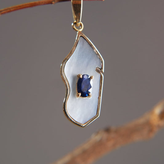 Pendentif – Île de Madagascar, Nacre & Saphir bleu