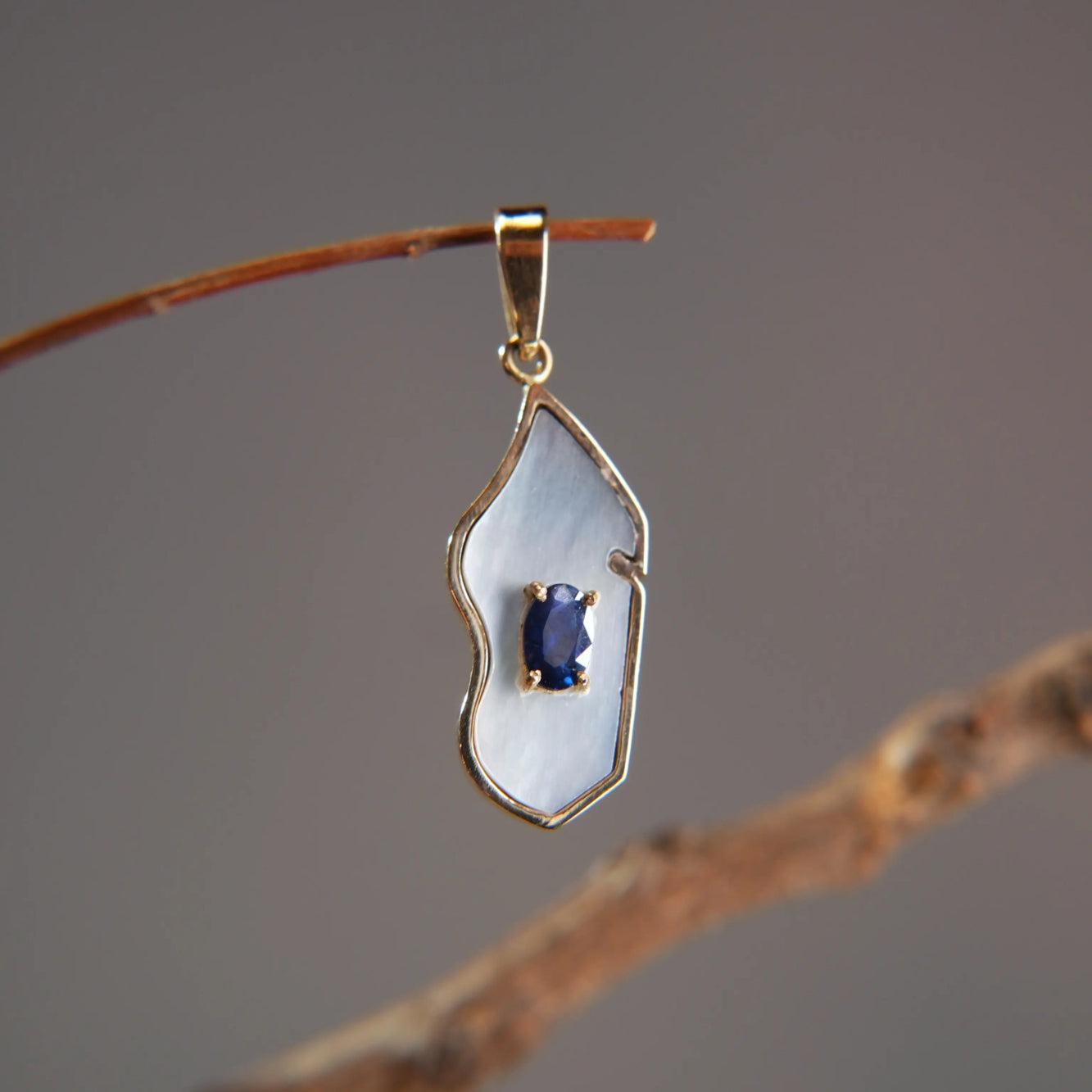 Pendentif – Île de Madagascar, Nacre & Saphir bleu