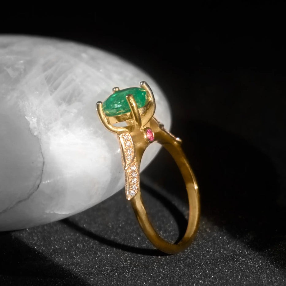 Ring – Green Emerald and Diamonds