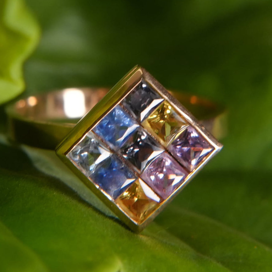 Bague en or 18K – 9 Saphirs multicolores