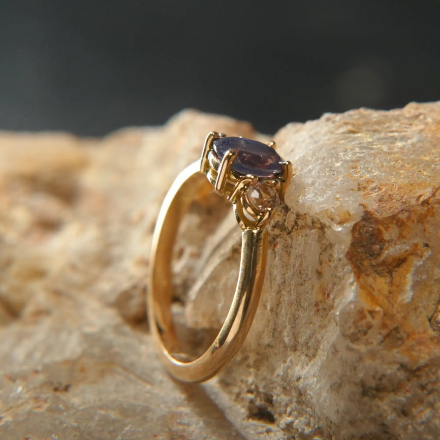 18K Gold Ring – Blue Sapphire Elegance