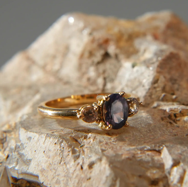 18K Gold Ring – Blue Sapphire Elegance