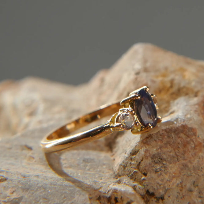 18K Gold Ring – Blue Sapphire Elegance