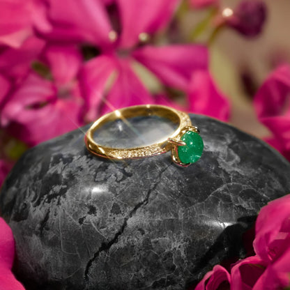 18K Gold Ring – Emerald and 36 Diamonds