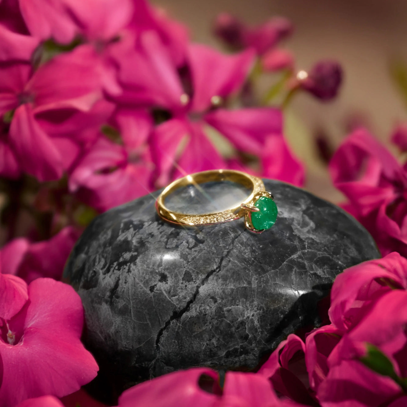 18K Gold Ring – Emerald and 36 Diamonds