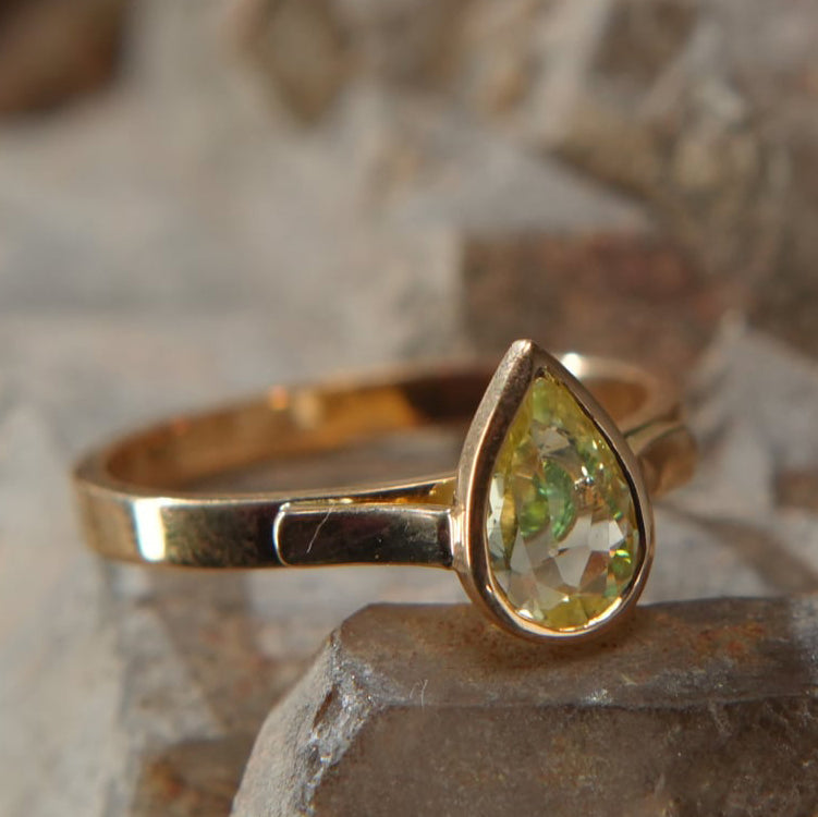 18K gold ring – Yellow sapphire and tsavorite, rare luster