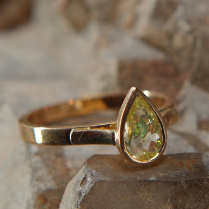 18K gold ring – Yellow sapphire and tsavorite, rare luster