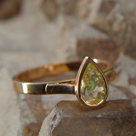 Bague en or 18K – Saphir jaune et Tsavorite, éclat rare