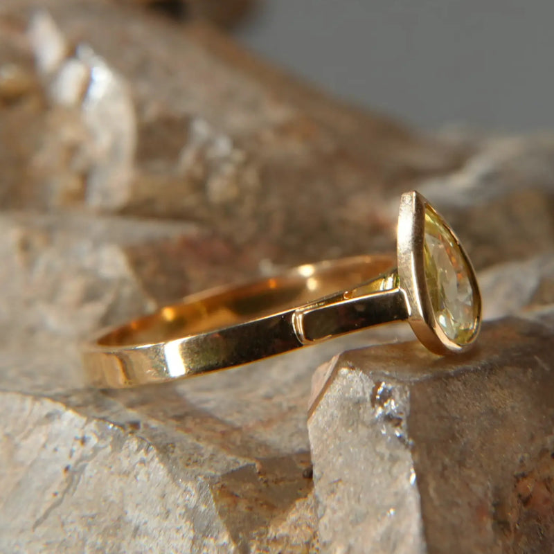 18K gold ring – Yellow sapphire and tsavorite, rare luster