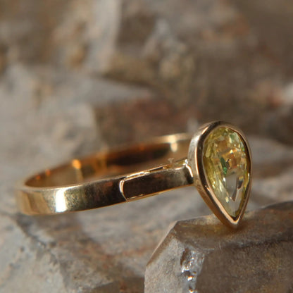 18K gold ring – Yellow sapphire and tsavorite, rare luster