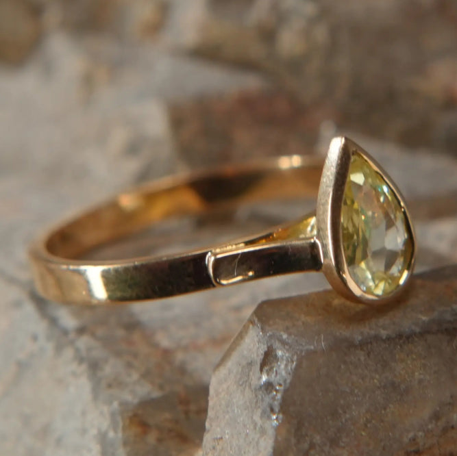 18K gold ring – Yellow sapphire and tsavorite, rare luster