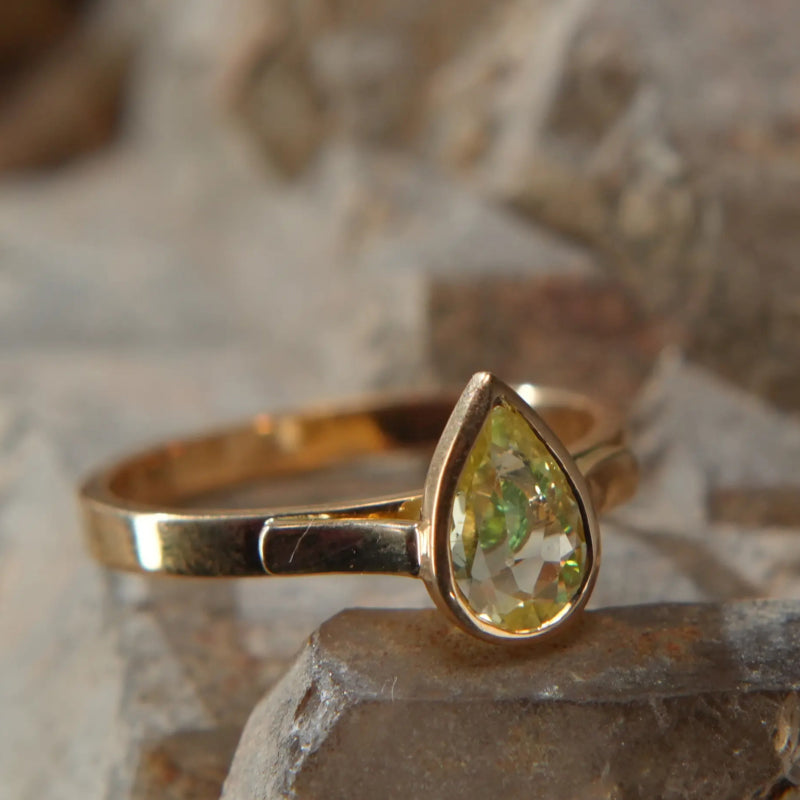 18K gold ring – Yellow sapphire and tsavorite, rare luster