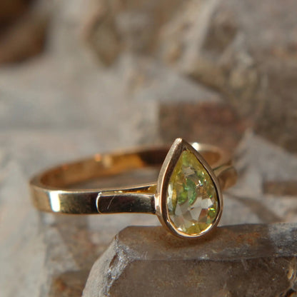 18K gold ring – Yellow sapphire and tsavorite, rare luster