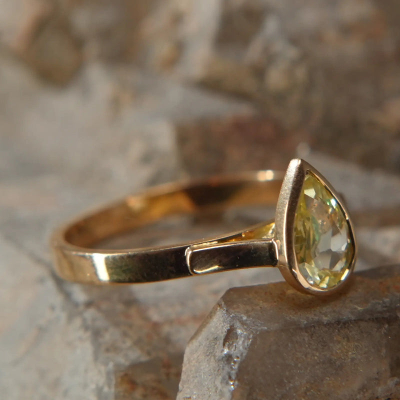 18K gold ring – Yellow sapphire and tsavorite, rare luster