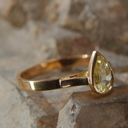 18K gold ring – Yellow sapphire and tsavorite, rare luster