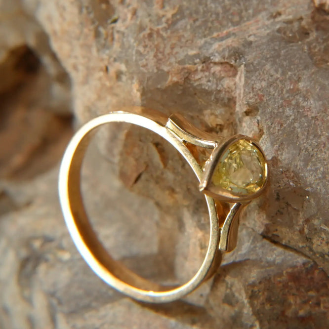 18K gold ring – Yellow sapphire and tsavorite, rare luster