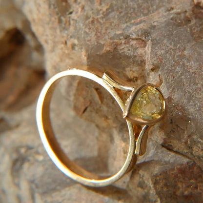 18K gold ring – Yellow sapphire and tsavorite, rare luster