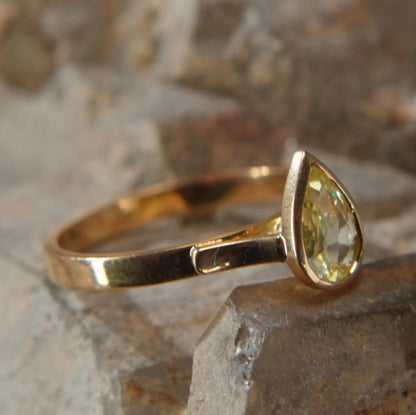 18K gold ring – Yellow sapphire and tsavorite, rare luster