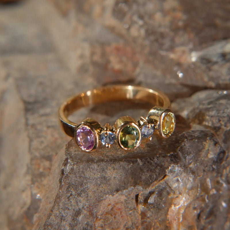 Bague en or 18K – Saphirs multicolores, harmonie éclatante