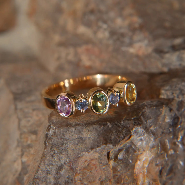 Bague en or 18K – Saphirs multicolores, harmonie éclatante