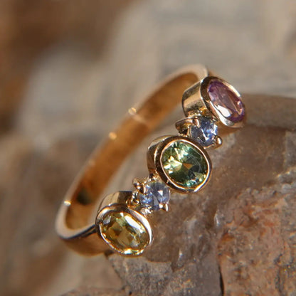 Bague en or 18K – Saphirs multicolores, harmonie éclatante