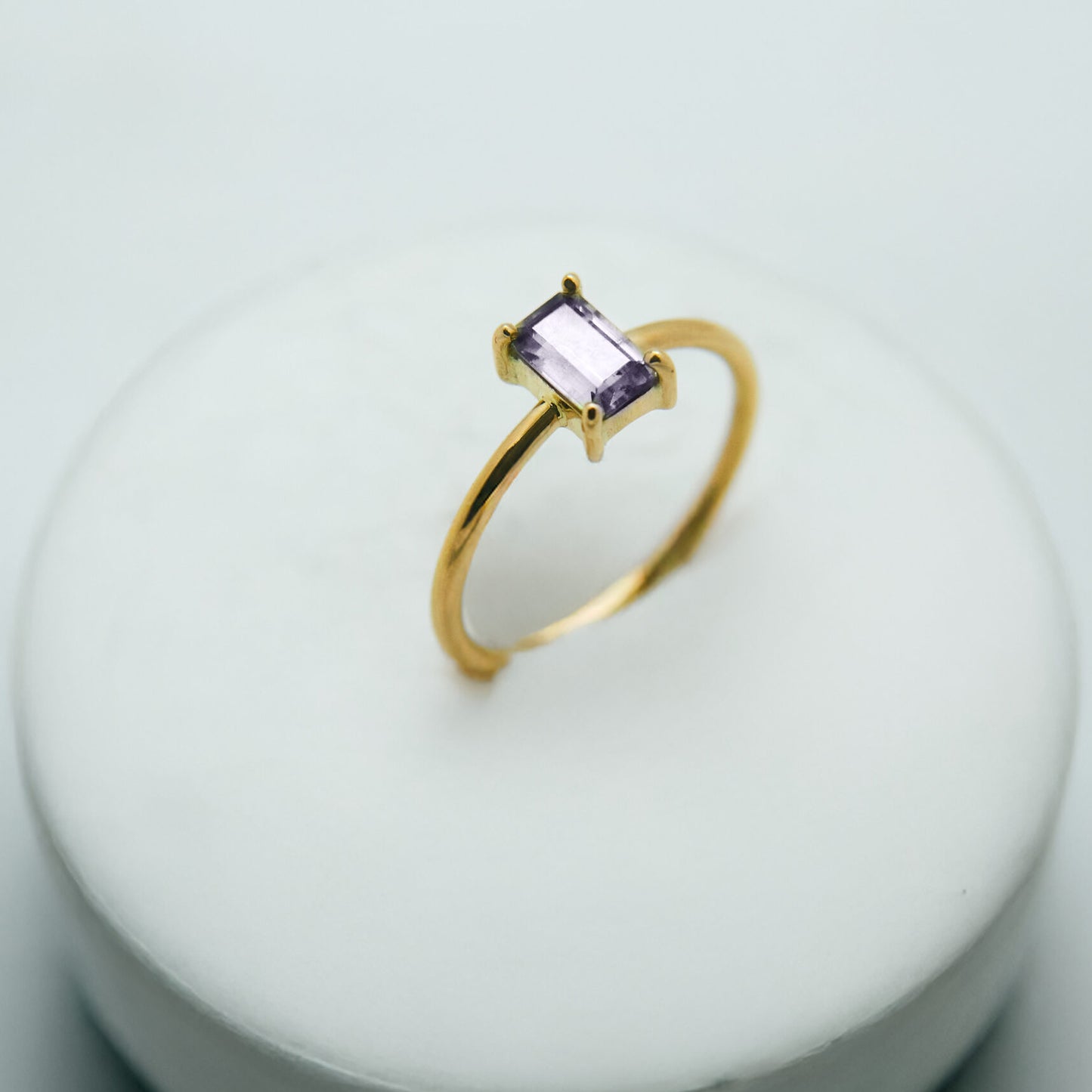 18K Gold Ring – Color-Changing Sapphire